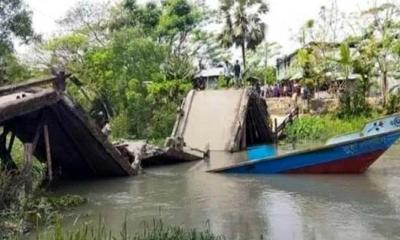 পাথরঘাটায় কার্গোর ধাক্কায় ভেঙে পড়ল ব্রিজ