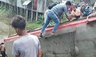 বাস নিয়ন্ত্রণ হারিয়ে খাদে পড়ে নিহত ৪