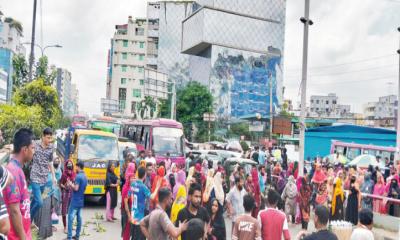 রাজধানীতে পোশাকশ্রমিকদের সড়ক অবরোধ