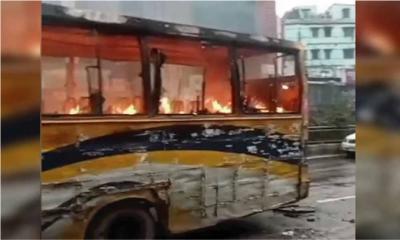 রাজধানীতে বাসে আগুন দিল দুর্বৃত্তরা