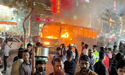 বাড্ডায় যাত্রীবাহী বাসে আগুন