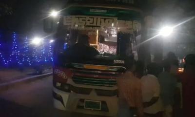 যাত্রীদের জিম্মি করে বাসে ছিনতাইয়ের অভিযোগ