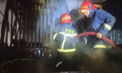  মধ্যরাতে ঢাকা-টাঙ্গাইল মহাসড়কে চলন্ত বাসে আগুন