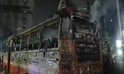 রাজধানীর মহাখালীতে চলন্ত বাসে আগুন