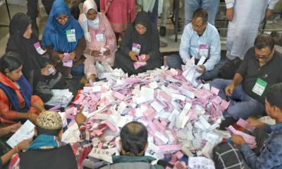 ভোট গণনা চলছে, কে কোথায় এগিয়ে