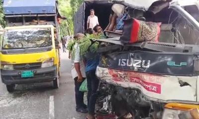 মাদারীপুরে ট্রাকের সঙ্গে সংঘর্ষে সংবাদপত্রের গাড়ি চুরমার