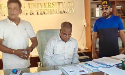 শিক্ষার্থীদের বিক্ষোভের মুখে তালা ভেঙে নিজ দপ্তরে চুয়েটের নতুন ভিসি