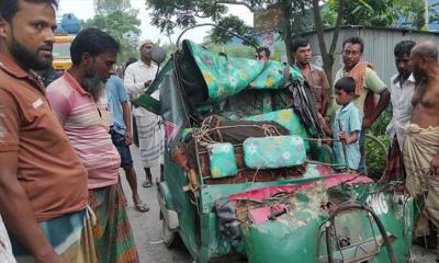 ট্রাকচাপায় অটোরিকশা দুমড়ে-মুচড়ে নিহত ২