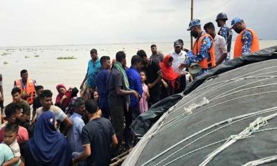 ট্রলারের ইঞ্জিন বিকল হয়ে মাঝনদীতে ভাসছিল ৬০ যাত্রী