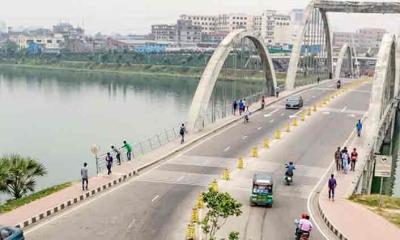 হাতিরঝিলে ককটেল বিস্ফোরণ, মোটরসাইকেলে আগুন