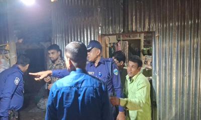 চট্টগ্রামে দরজা বন্ধ করে তিন ঘরে আগুন, টিন ও বাঁশের বেড়া কেটে বাঁচল ১০ ব্যক্তি