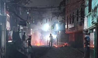  রণক্ষেত্র চট্টগ্রাম, পুলিশের গাড়িতে আগুন