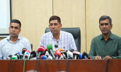 লকডাউনে আতঙ্কের কিছু নেই, ৫০০ টাকায় স্লোগান দিচ্ছে নিরীহ রিকশাওয়ালা