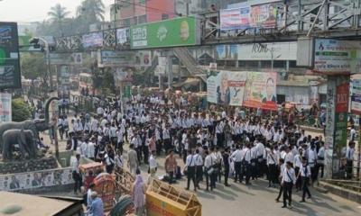 সায়েন্সল্যাব মোড় ছাড়লেন ঢাকা কলেজের শিক্ষার্থীরা, স্বাভাবিক যান চলাচল