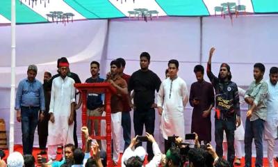 মঞ্চে অবস্থান নিয়েছে হাসনাত-সারজিসরা