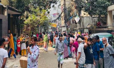 ঢাকায় ভূমিকম্প, আফটার শক আতঙ্কে এখনো বাইরে অনেকে