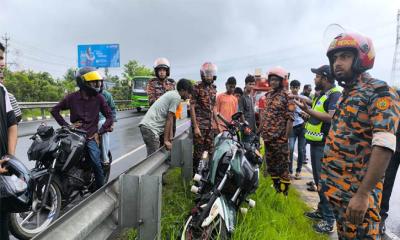 এক্সপ্রেসওয়ের রেলিংয়ে মোটরসাইকেলের ধাক্কা, যুবক নিহত
