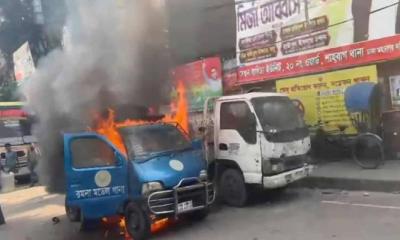 রমনা থানার সামনে পুলিশের গাড়িতে আগুন