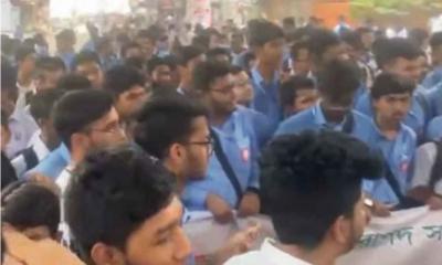 রাজধানীতে শিক্ষার্থীদের সড়ক অবরোধ