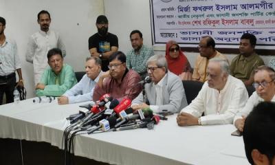 আমার স্ত্রীকে ব্যাংক থেকে বলছে, ‘সরি ম্যাডাম, পাঁচ হাজার টাকার বেশি দিতে পারব না’