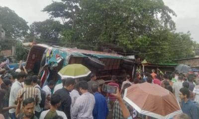 নিয়ন্ত্রণ হারিয়ে দোকানে ঢুকে পড়ল বাস, নিহত ৩