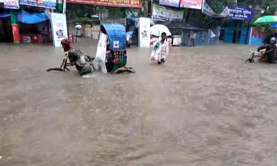 ভারী বৃষ্টিতে ফেনী শহরে জলাবদ্ধতা