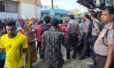 টঙ্গীতে শ্রমিকদের সড়ক অবরোধ