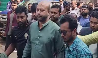 সামনে ফুয়াদ, পেছনে বিএনপি নেতাকর্মীদের স্লোগান ‘ফুয়াদের দুই গালে জুতা মারো তালে তালে’