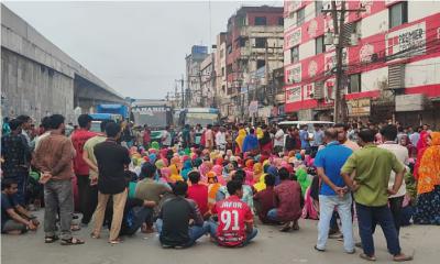 গাজীপুরে পোশাকশ্রমিকদের মহাসড়ক অবরোধ