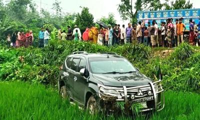 বগুড়ায় বৃদ্ধা পথচারীকে বাঁচাতে গিয়ে খাদে প্রতিমন্ত্রীর গাড়ি