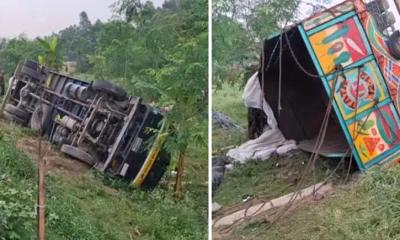 টাঙ্গাইল মহাসড়কে ট্রাক উল্টে নিহত ১৫