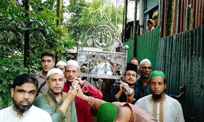 হাতে হাতকড়া, কাঁধে বাবার লাশ