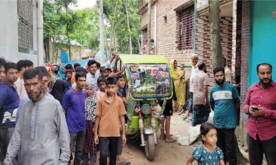 বাসা থেকে মা-মেয়ের লাশ উদ্ধার, ভবন থেকে পালালেন যুবক