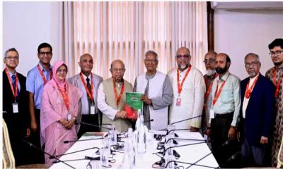 প্রধান উপদেষ্টার কাছে প্রতিবেদন জমা দিল স্বাস্থ্য সংস্কার কমিশন