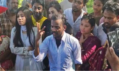 দুধ দিয়ে গোসল করে রিয়া মনিকে তালাক দিলেন হিরো আলম