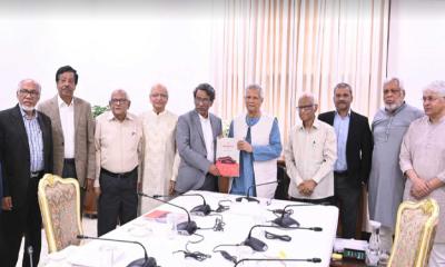 জুলাই সনদ বাস্তবায়নের সুপারিশ প্রধান উপদেষ্টার কাছে হস্তান্তর