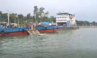দৌলতদিয়া ঘাটে নিয়ন্ত্রণ হারিয়ে আবারও বাস পড়ল নদীতে