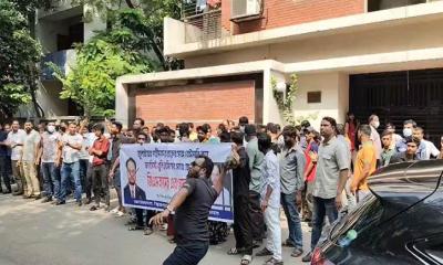 জি এম কাদেরের গ্রেপ্তার দাবিতে উত্তরায় বাসভবনের সামনে বিক্ষোভ