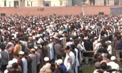 সংসদের দক্ষিণ প্লাজায় জোহরের নামাজ আদায় ছাত্র-জনতার