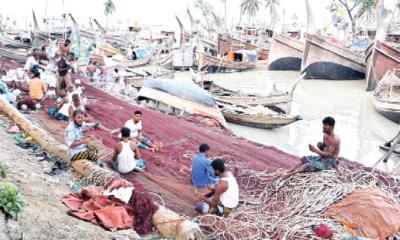 নিষেধাজ্ঞা শেষে জাল নিয়ে সমুদ্রে জেলেরা