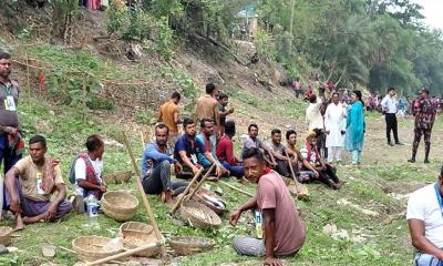 প্রধানমন্ত্রীকে স্বাগত জানাতে মানুষের ঢল