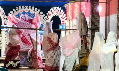 পুরান ঢাকায় দুর্গাপূজার শেষ মুহূর্তের প্রস্তুতি