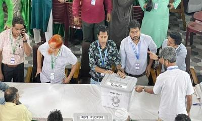 জাকসু নির্বাচন: হাত দিয়েই শুরু হলো ভোট গণনা