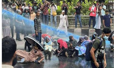 প্রেসক্লাবে আন্দোলনকারীদের ওপর হামলা,  জলকামান-সাউন্ড গ্রেনেড নিক্ষেপ