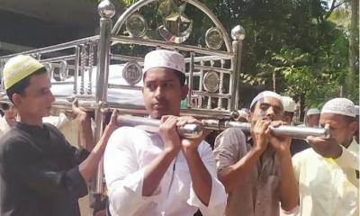 ছেলের অপেক্ষায় খাটিয়ায় বাবা, হল থেকে বের হয়ে লাশ কাঁধে নিয়ে বাবাকে চিরবিদায়