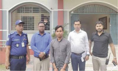 হোয়াটসঅ্যাপে আসে প্রশ্নপত্র, ‘অভিনব কাশি’ দিয়ে ধরা পড়লেন
