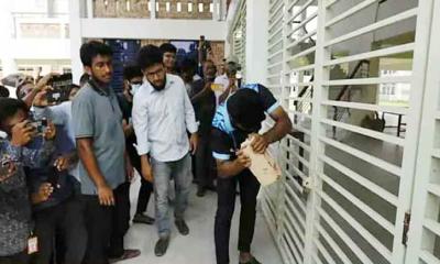 তালা ভেঙে হলে প্রবেশ করলেন কুয়েট শিক্ষার্থীরা