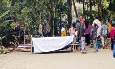 ভোর থেকে বিকেল পর্যন্ত উঠানে পড়ে রইল লাশ, সম্পত্তি নিয়ে ছেলেমেয়েদের ঝগড়া