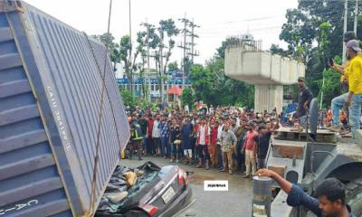 কাভার্ড ভ্যান উল্টে পড়ল প্রাইভেট কারের ওপর, নিহত ৪