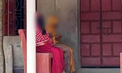 বিয়ের দাবিতে অনশনে বসে গ্রেপ্তার তরুণী